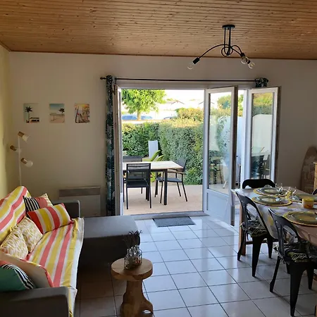 Les Pieds Dans Le Sable - 200 M De La