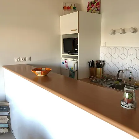 Les Pieds Dans Le Sable - 200 M De La *