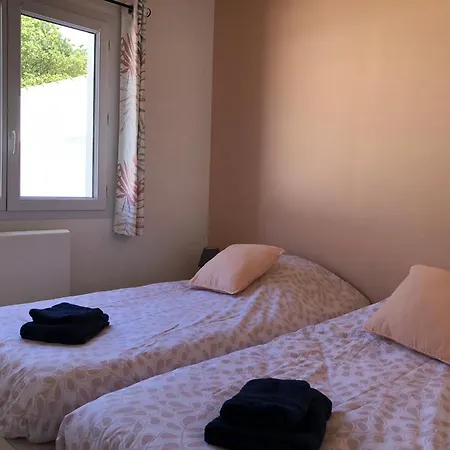 Les Pieds Dans Le Sable - 200 M De La *