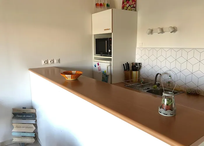 Les Pieds Dans Le Sable - 200 M De La *