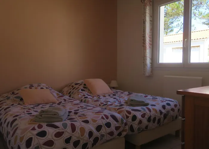 Les Pieds Dans Le Sable - 200 M De La *