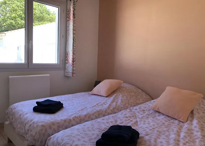 Les Pieds Dans Le Sable - 200 M De La *