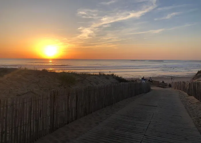 Les Pieds Dans Le Sable - 200 M De La *